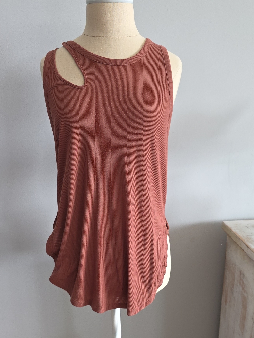 ALO Sleeveless Cutout Ribbed Tank Top - Rust